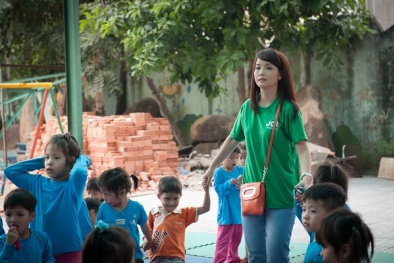 Mai Thu Huyền tất bật làm từ thiện cuối năm